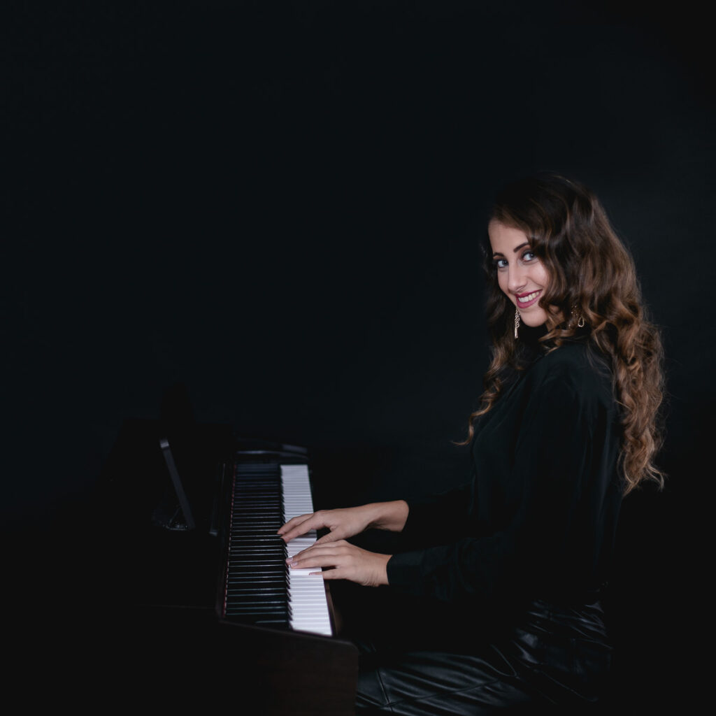 Eugenia Crispín Tocando el piano
